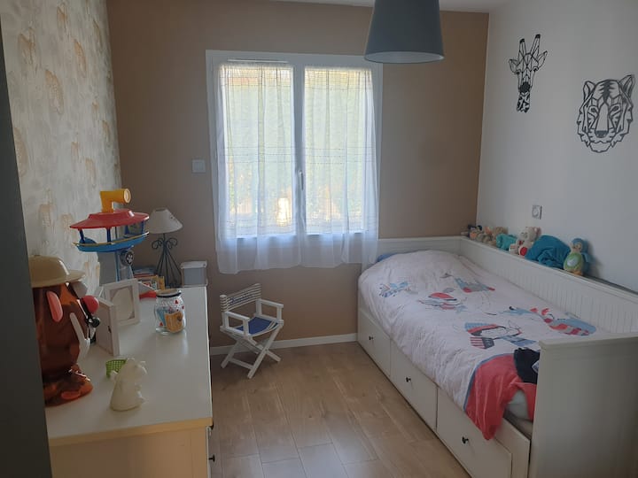 ダブルベッドを備えたシングルベッドをご用意しています