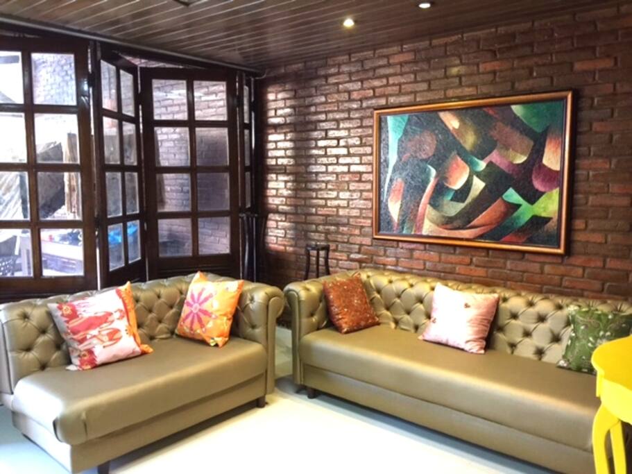 Sala social bem agradável com vista para varandas e jardim