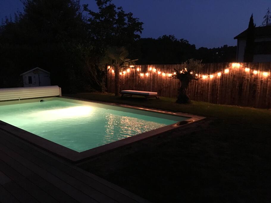 Soirée d'été au bord de la piscine : 8mX4m avec escalier plage pour les enfants et volet de sécurité.