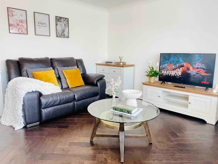 Free Parking, Cosy & Lovely 2 Bedroom Apartment - Glasgow
