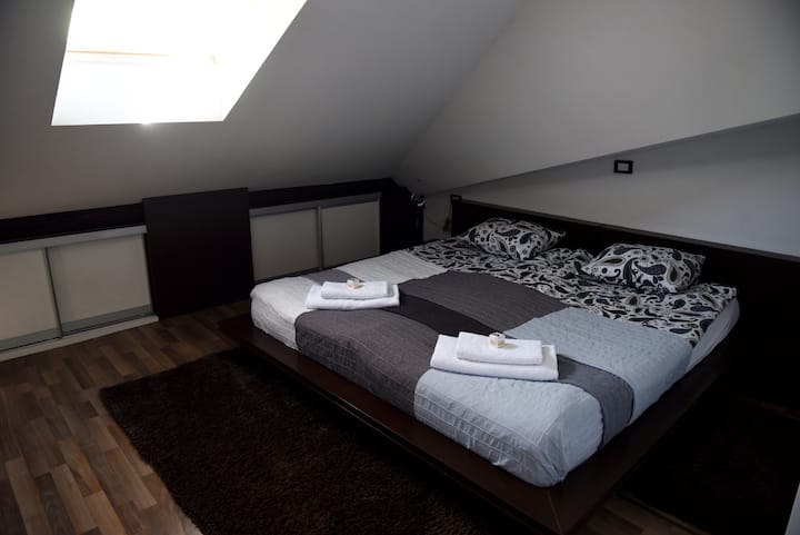 غرفة النوم الرئيسية 