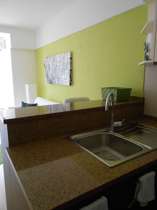 balcão cozinha aberto para a sala de estar e jantar