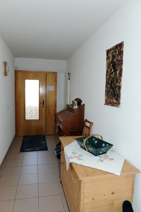 Porte d'entrée indépendante et couloir menant à l'appartement AirBnB.