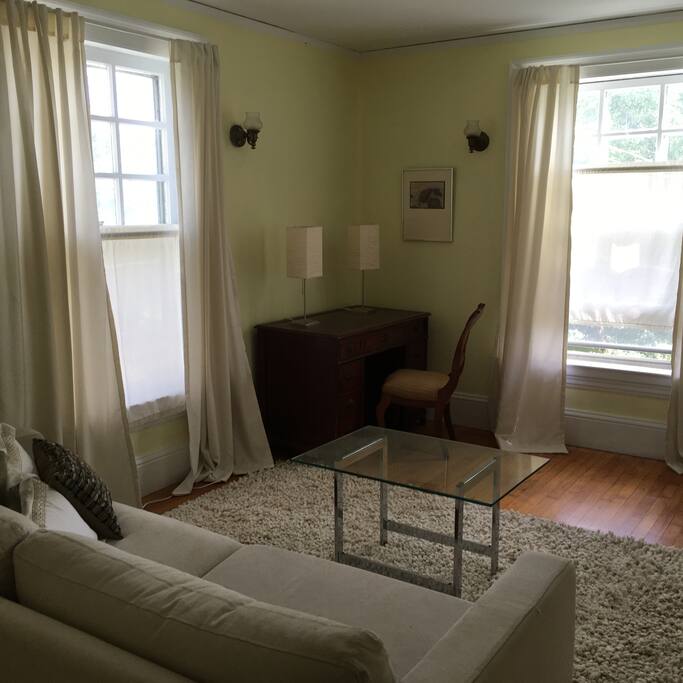 The Lakeview private study has views on the South Bay of Lake Memphremagog, a comfy couch for another guest and/or children's 'camp out'.