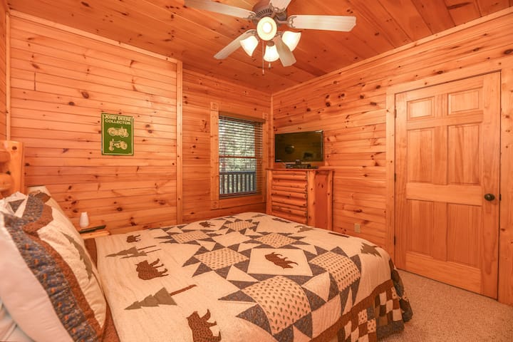 ¡No tienes que sentirte como si estuvieras en una cueva en este dormitorio de abajo! Puedes despertarte en una de las cuatro estaciones justo afuera de tu ventana.