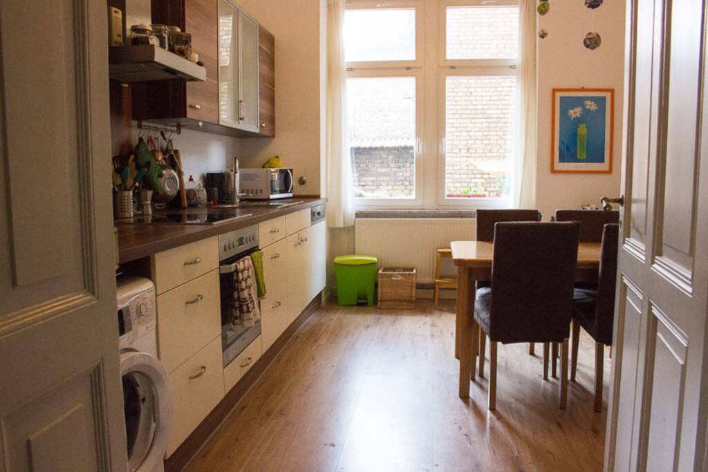 Modern kitchen with everything you need - Moderne Küche mit allem...