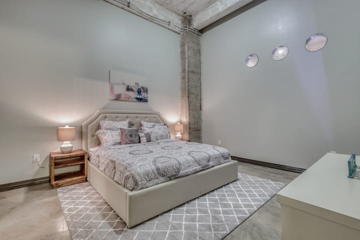 Të pret një pushim elegant me shtroja të buta, ndriçim ambienti dhe dekor elegant!