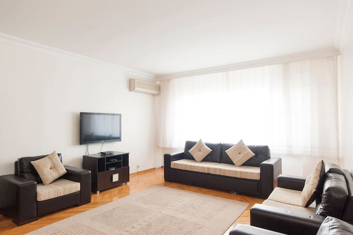 2 bedr apart 5 mins from Airport