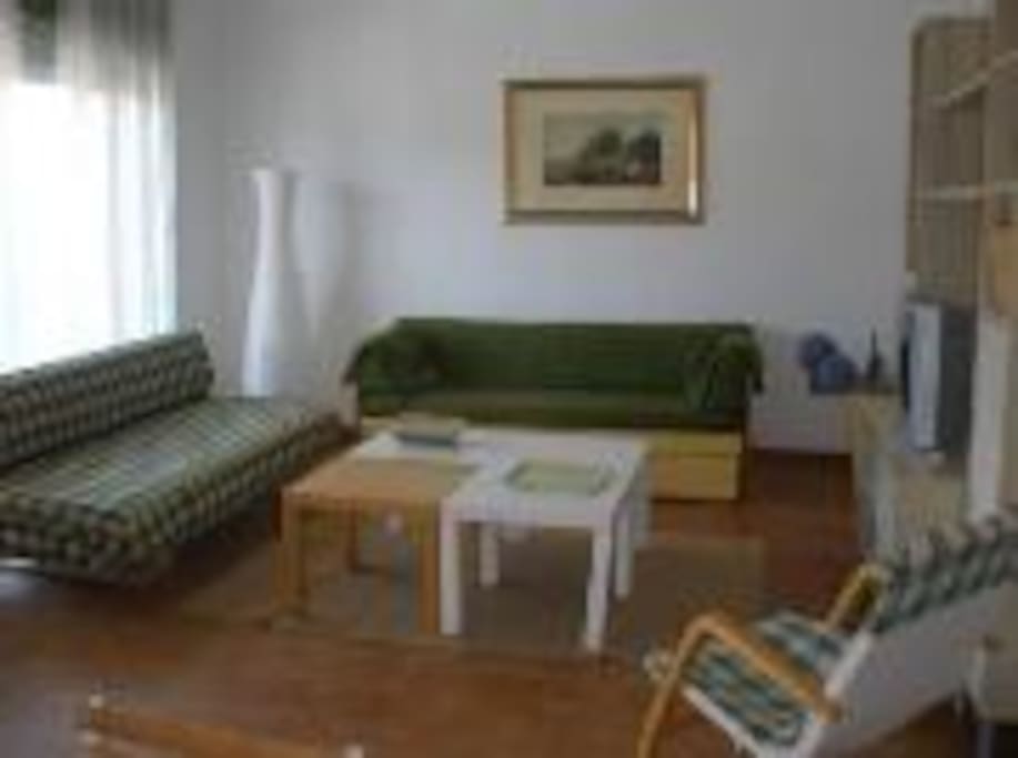 il soggiono con 2 divani letto (complessivi 3 letti singoli)
