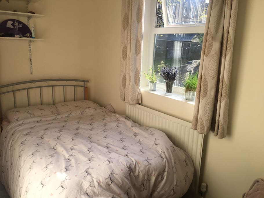 Quiet bedroom, double bed with garden view.
