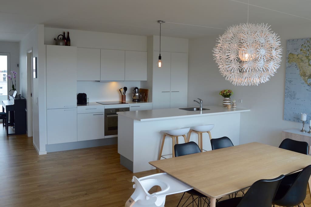 Spacious kitchen with seating for 6-8 people
