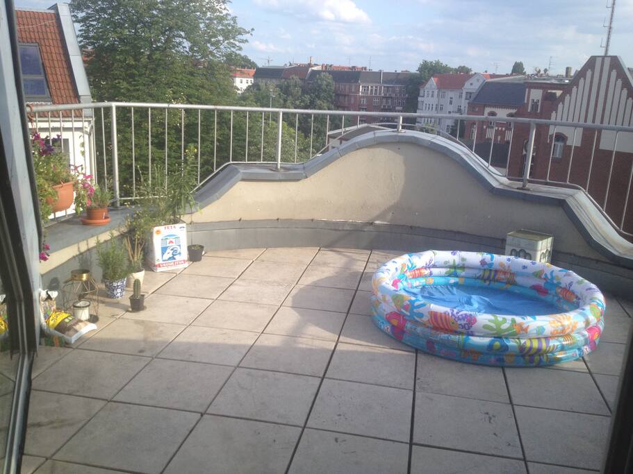 The big round terrace with a "pool" ;) furniture to come...