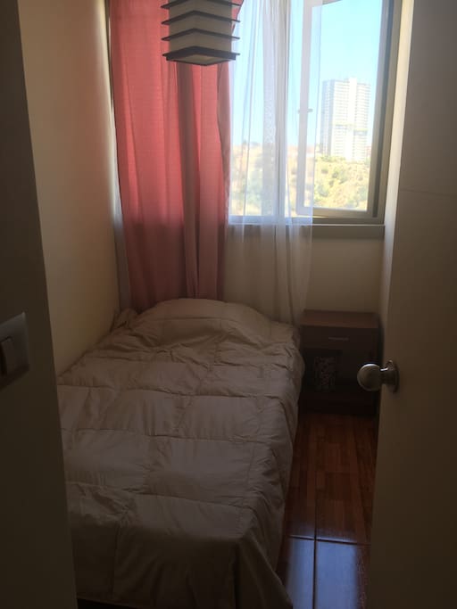 Habitación con velador y cama de 1 1/2 plz.