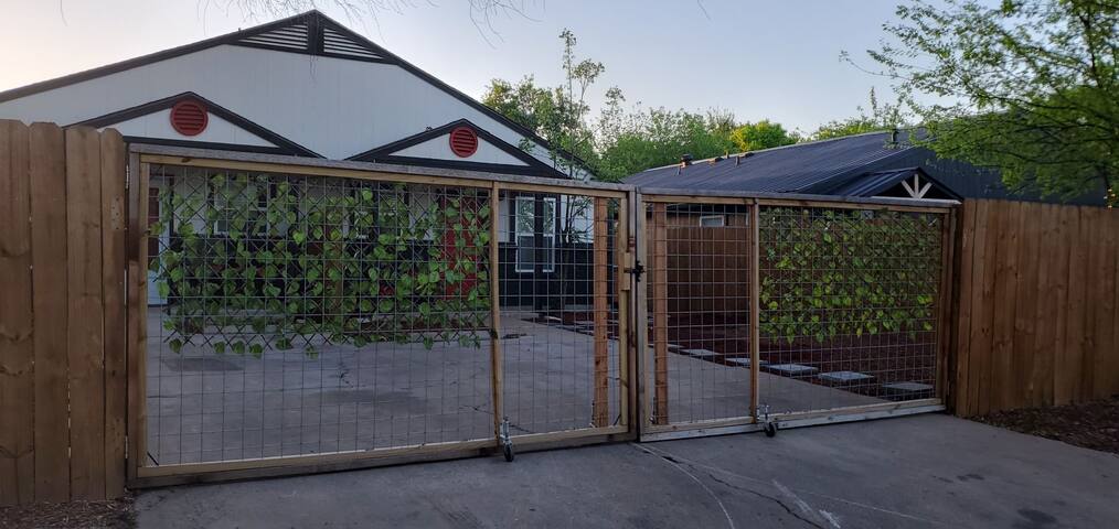 Entire Duplex Unit A&B Near DWTN & Austin Airport gallery image 2