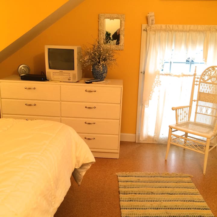 Основна спалня с двойно легло и кабелна телевизия