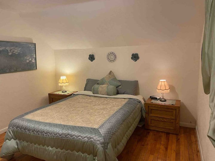 Hlavná spálňa s nabíjaním usb, rádiobudíkom a lampami na čítanie.