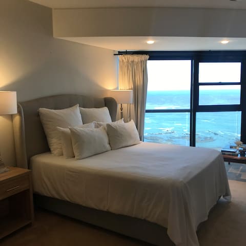 Stunning Beachfront Apartment! gallery image 4