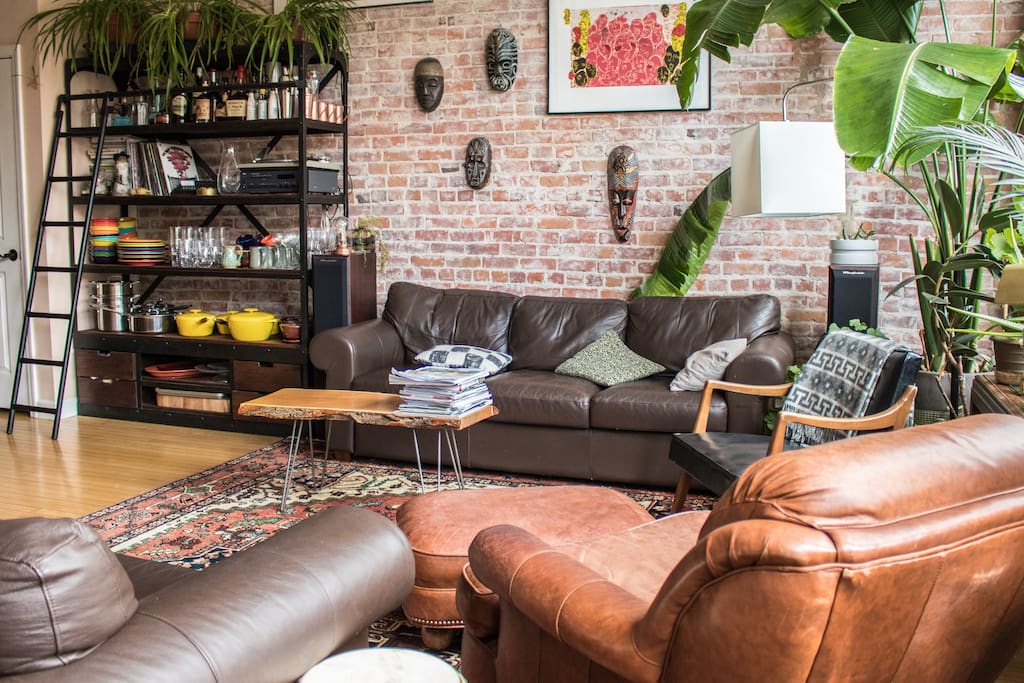 "Jen and Alex are the best of Airbnb hosts. Their beautiful apartment was right in the center of Main Street, with all the food, drinks and Ann Arbor shopping just steps away. " --Benjamin *****