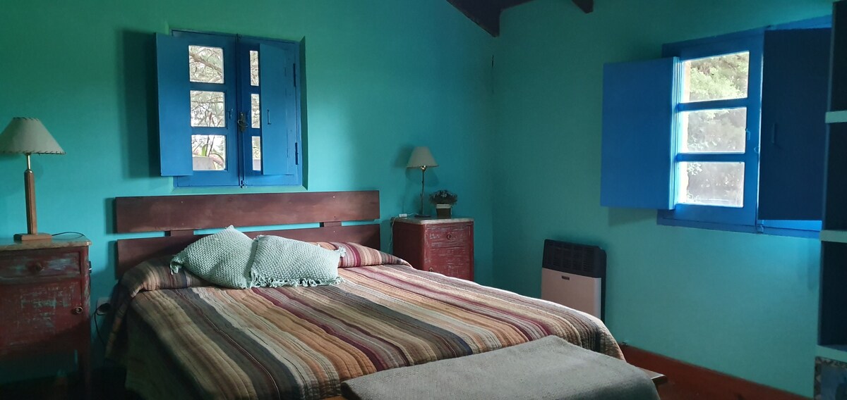 Kuća za goste, zelena spavaća soba. 
Bračni krevet.
Ima kupaonicu s kadom u sklopu apartmana.
(Uključeno u osnovni najam)