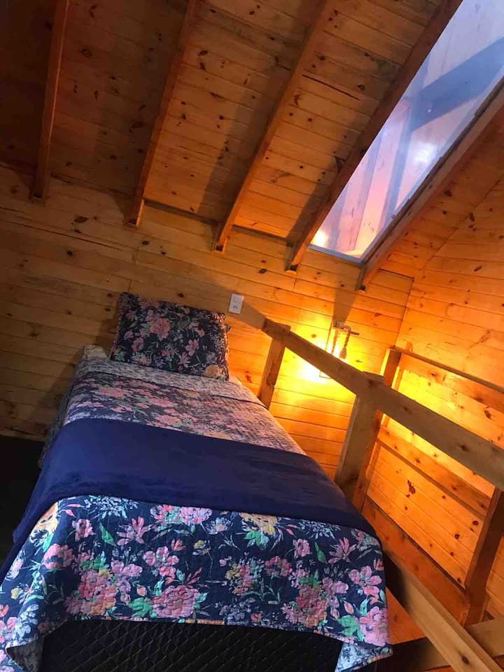 מיטת יחיד עם מאוורר תקרה מגניב מאוד, תקרות גבוהות 