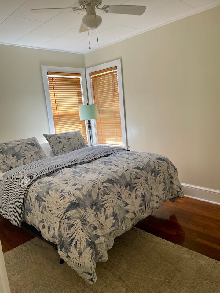 Televisión con cama tamaño queen 
en la habitación