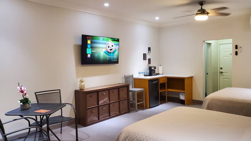 Private room with 1 bedrooms in Mexicali - MAHALO2
Cerca de malecón
Habitación independiente