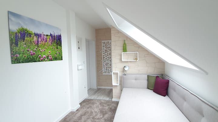 屋檐下的「星巴士」（第二间卧室，可供三四人入住）