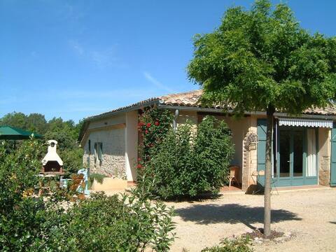 Monclar de Quercy: the calm, the pool and the view