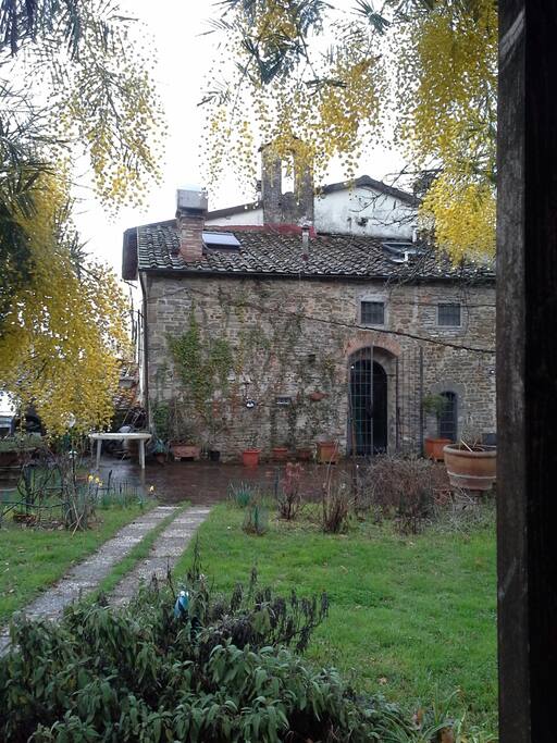 Vista della facciata dal giardino