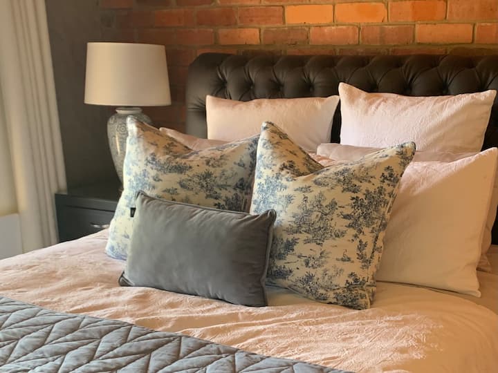 Bedroom 5 - Queen Bed