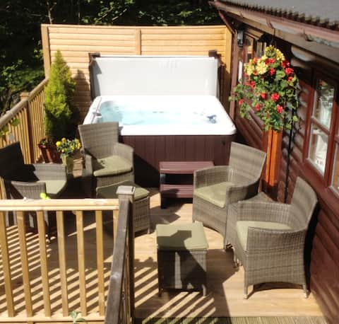 Mistletoe Lodge with Hot Tub Windermere