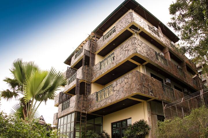 Небоскрёбы в майнкрафт. Mc building. Средневековый магазин майнкрафт. Рыбацкая хижина майнкрафт. Mc building.