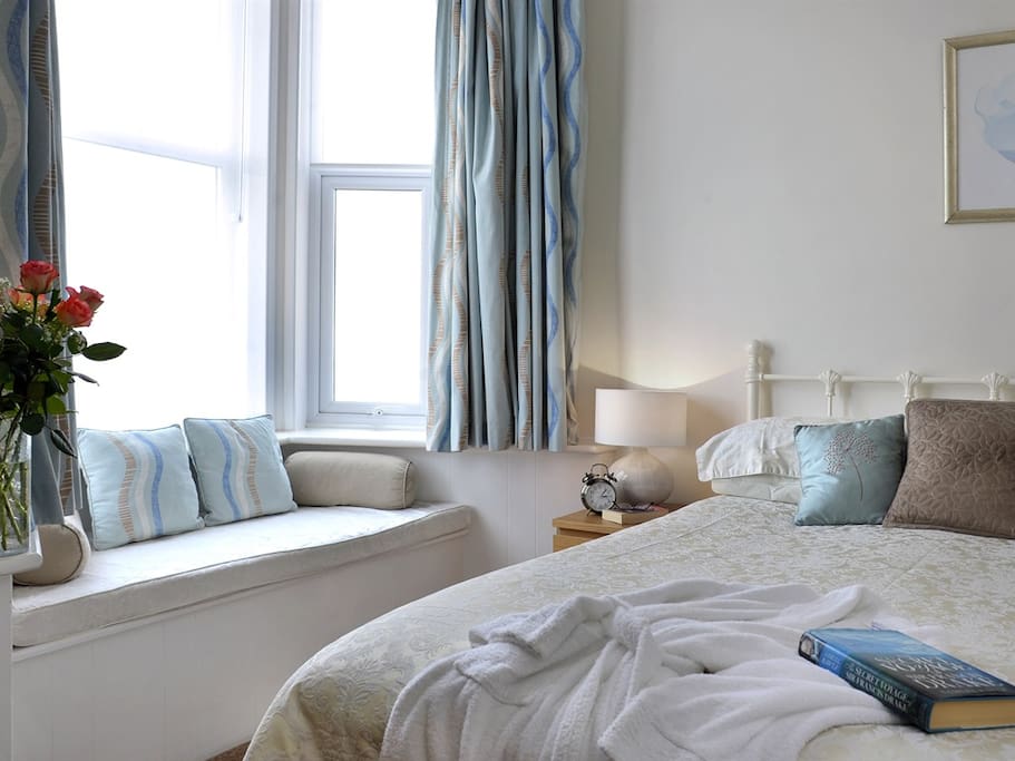 Sea view deluxe room with comfy king sized bed and ensuite with lovely power shower and complimentary toiletries.