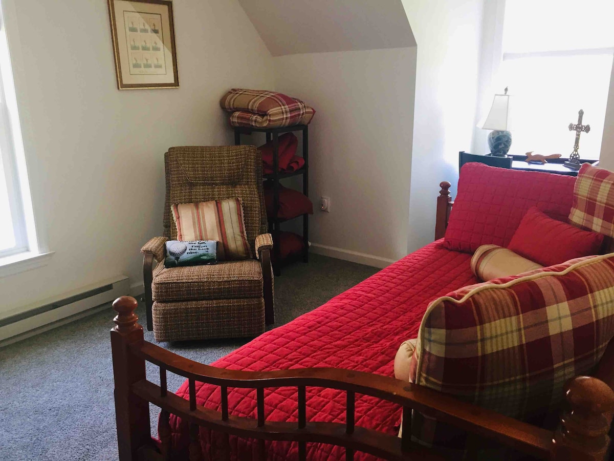 هذه الغرفة صغيرة. يحتوي على سرير نهاري مع سرير متحرك ومقعد مزدوج يتم سحبه ليكون سريرًا واحدًا. يحتوي على مكتب وكرسي في نافذة الجملون. 