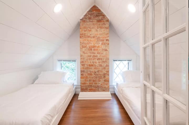 Nook 2 è uno spazio per dormire piccolo ma accogliente, con i suoi incantevoli mattoni a vista, lo spazio per le navi e 2 letti singoli a piattaforma