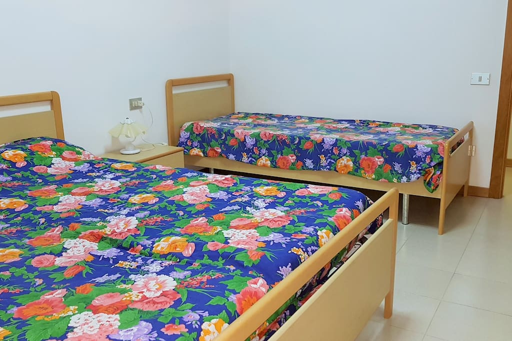 Camera con letto matrimoniale e letto singolo