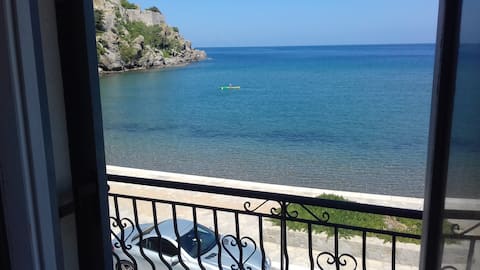 Amazing Sunset seafront apartment