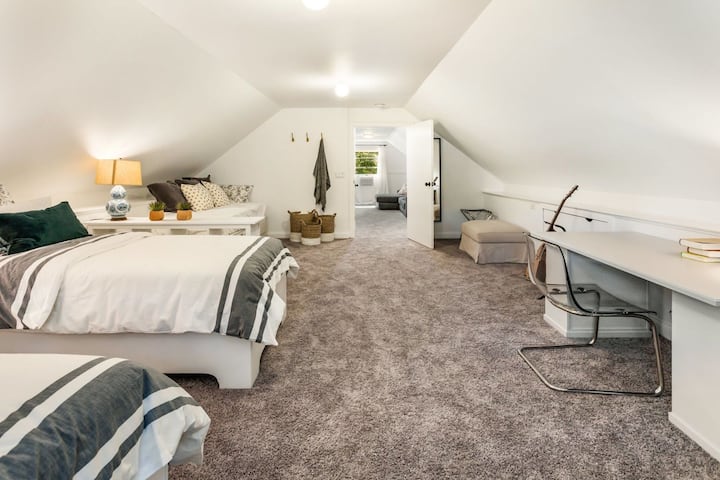 Соба на горниот кат со 3 близнаци и работно биро.