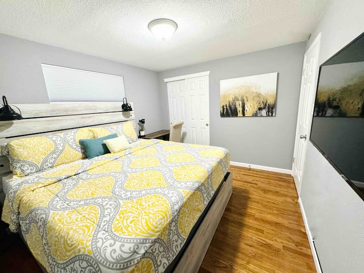 Televizorë me ekran të sheshtë në çdo dhomë gjumi 