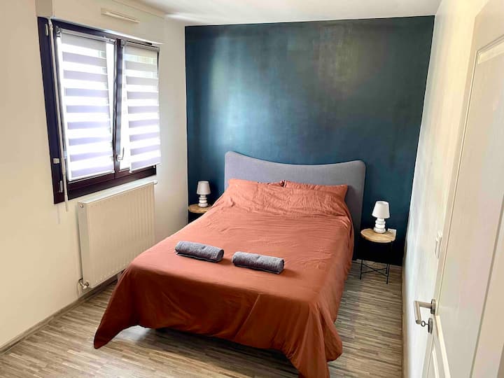 أكبر غرف النوم.