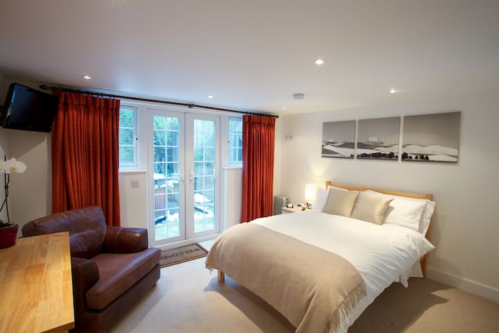 STANSTED AIRPORT - LUXURY EXEC STUDIO & PARKING!!