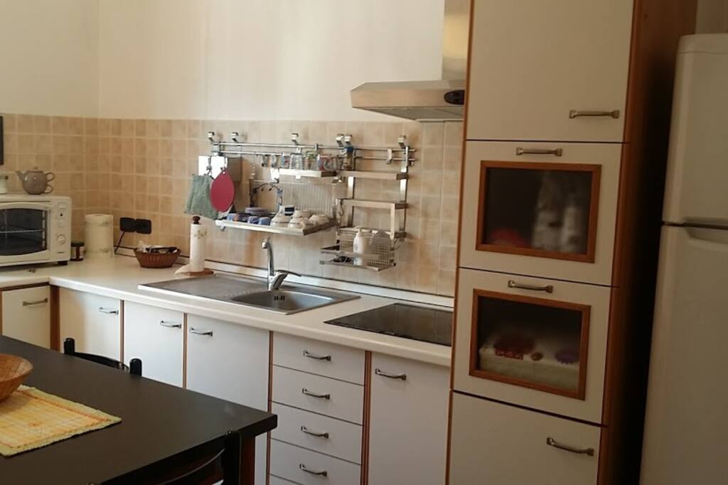 Cucina con piano cottura induzione e fornetto