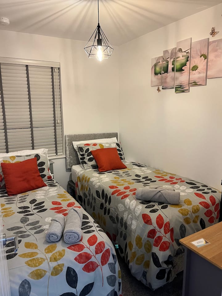 Საძინებელი 2 ერთადგილიანი საწოლით