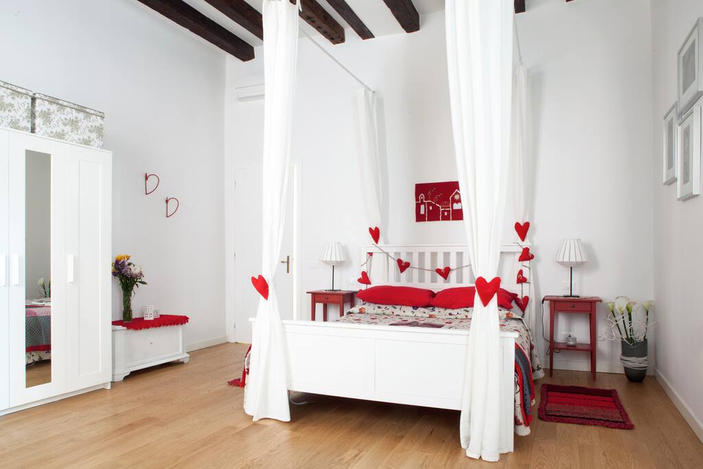 La stanza Zefiro, dal lato del comodo letto matrimoniale/ The room Zefiro, with its comfortable queen-size bed