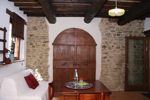 Popular Airbnb listing: Cal Torello, Urbino, apartment in ancient estate in Urbino