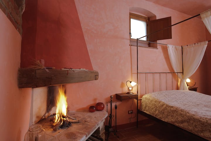 a romantic bed where you can enjoy the warm of the fireplace 