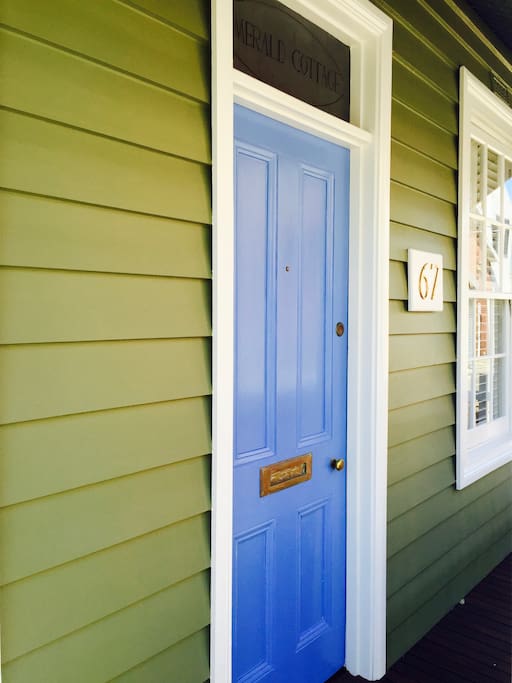 Emerald Cottage is named after the local hill where the indigenous people of Australia used to meet. The Cottage is painted in colours that reflect the native trees in the area and the ocean near by.