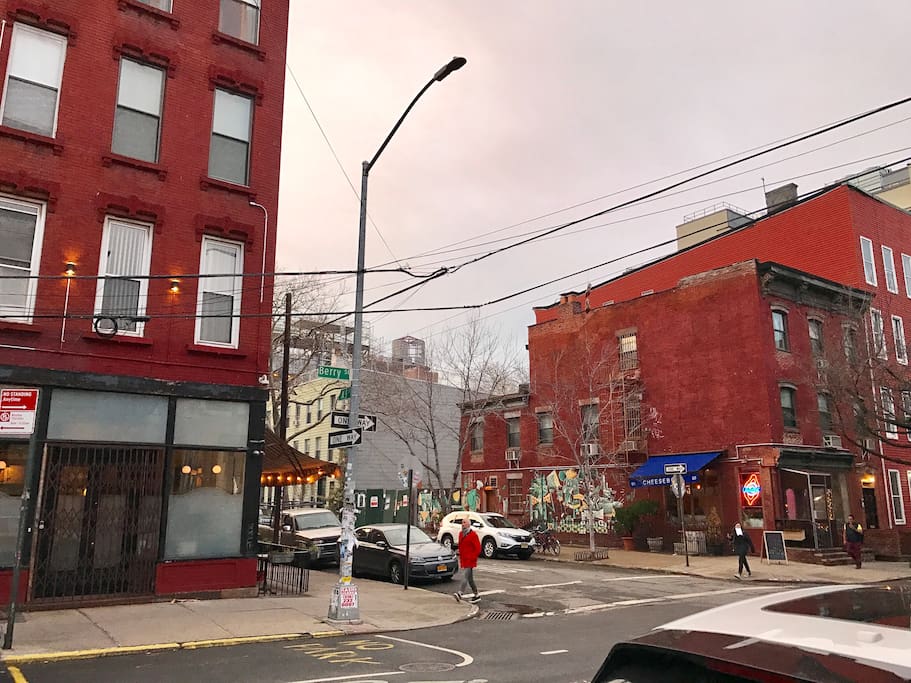Hotel Delmano in sight