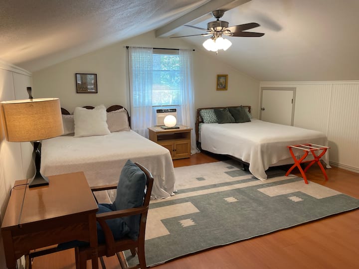 2 camas tamaño queen con baño privado y acceso al balcón. Una estación de trabajo dedicada en caso de que necesites hacer un poco de trabajo. 