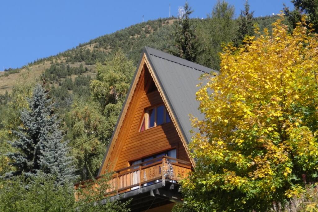 La façade sud et sa terrasse face aux montagnes de l'Oisans.